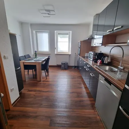 2-3 Personenzimmer - Mit King Size Bett Und Gemeinschaftsbad Und -kueche * Kassel