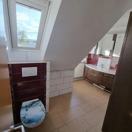 Rum i privatbostad 2-3 Personenzimmer - Mit King Size Bett Und Gemeinschaftsbad Und -kueche *