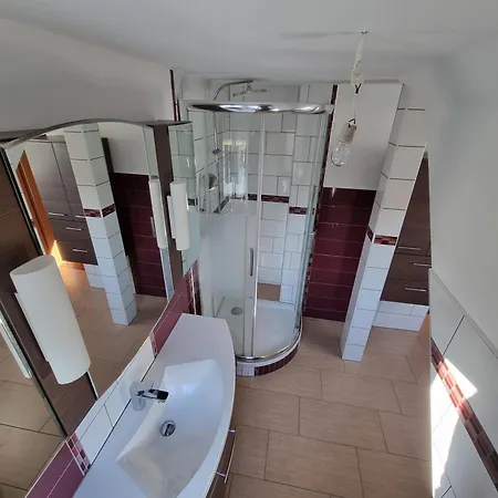 2-3 Personenzimmer - Mit King Size Bett Und Gemeinschaftsbad Und -kueche * Kassel