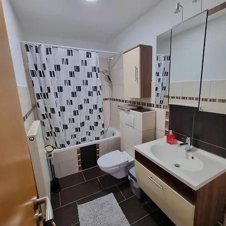 2-3 Personenzimmer - Mit King Size Bett Und Gemeinschaftsbad Und -kueche