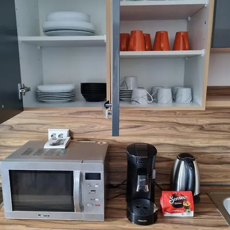 Rum i privatbostad 2-3 Personenzimmer - Mit King Size Bett Und Gemeinschaftsbad Und -kueche Kassel