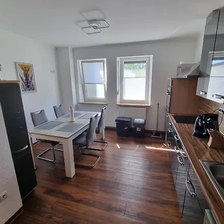 Homestay 3-4 Personenzimmer - Mit King Size Bett Und Gemeinschaftskueche Kassel