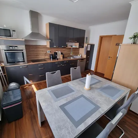 3-4 Personenzimmer - Mit King Size Bett Und Gemeinschaftskueche Homestay *